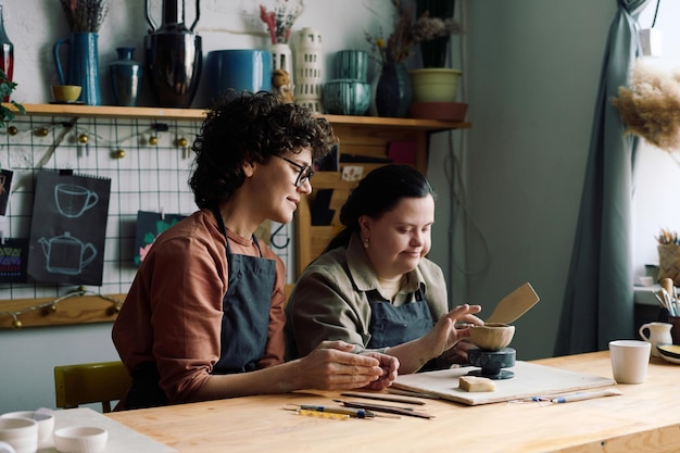 trzech rzemieślników przy stole